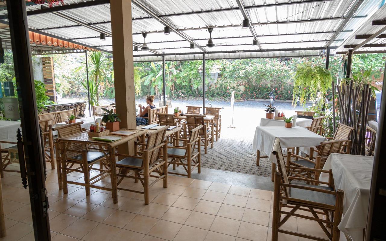 P & T Hostel Pantai Bangrak Luaran gambar