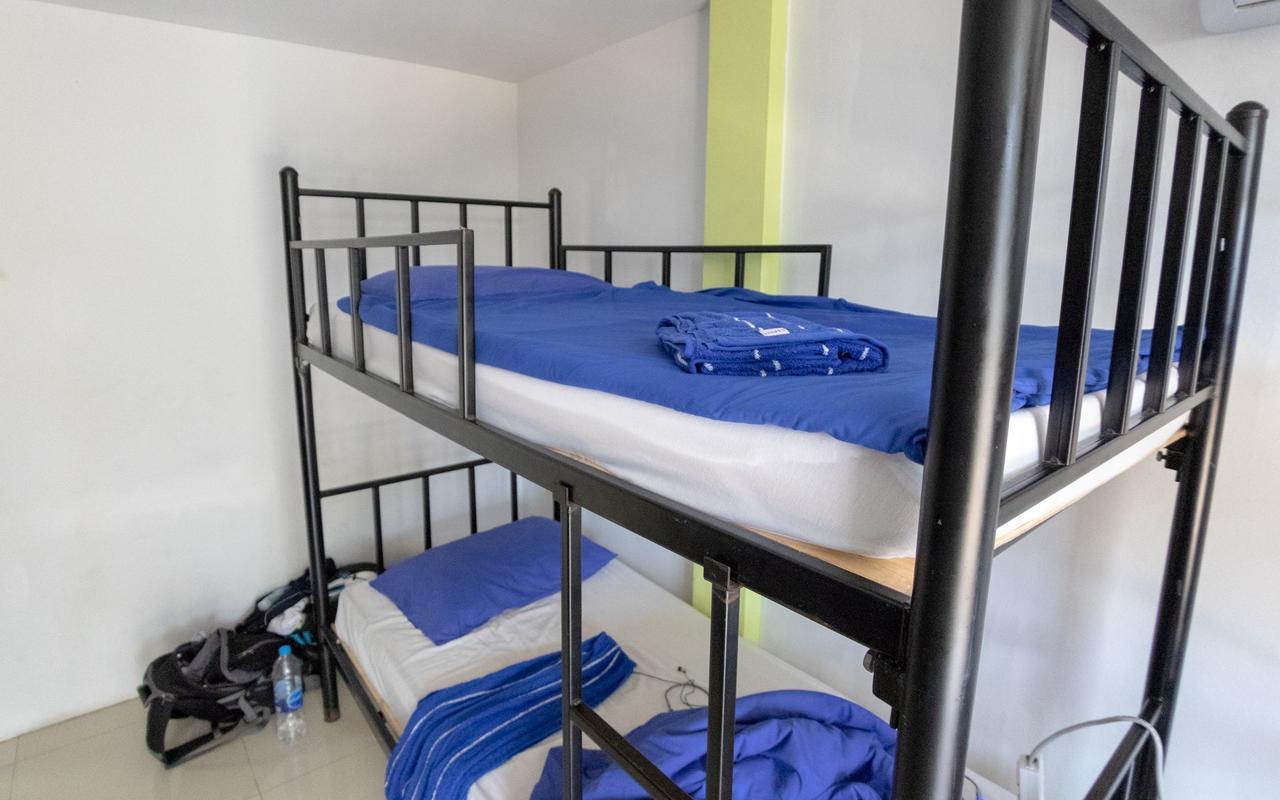 P & T Hostel Pantai Bangrak Luaran gambar